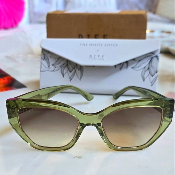 NWT White Lotus DIFF Green Crystal Sunglasses - Picture 16 of 16